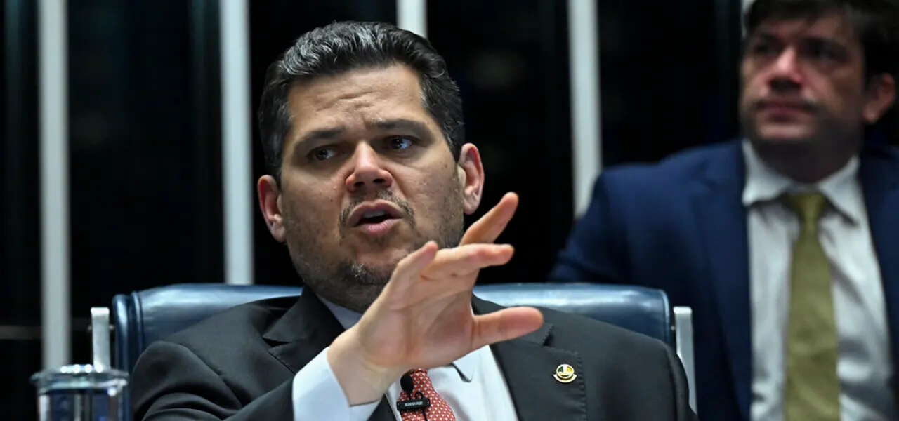 Alcolumbre é alvo de críticas após decisão sobre IOF e debate reacende disputa entre trabalho, capital e soberania