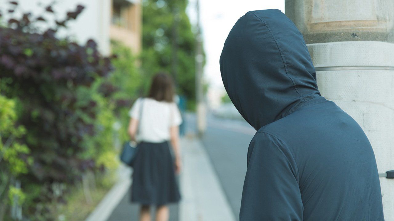 Mulher investigada por stalking, ameaça e injúria racial no sudoeste da Bahia; mandados foram cumpridos