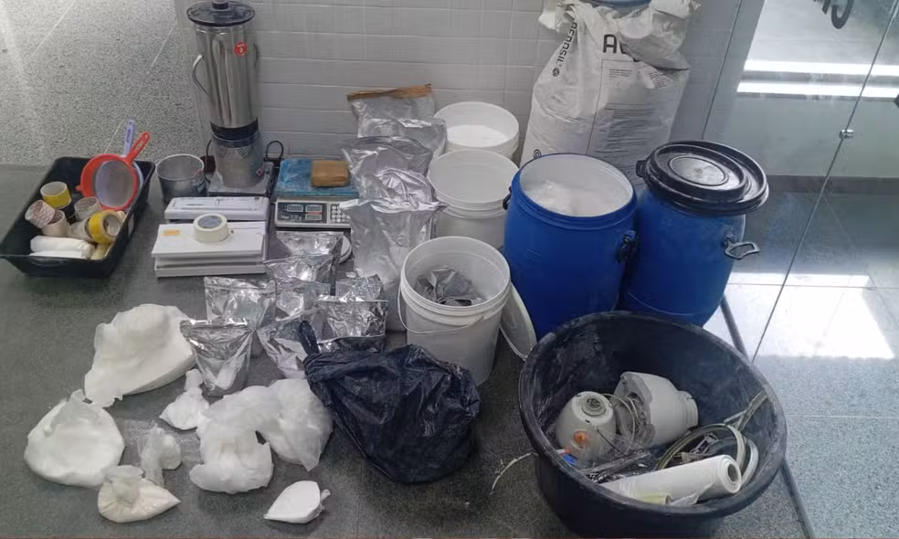 Casal é preso em flagrante após laboratório de drogas ser desarticulado em distrito de Feira de Santana