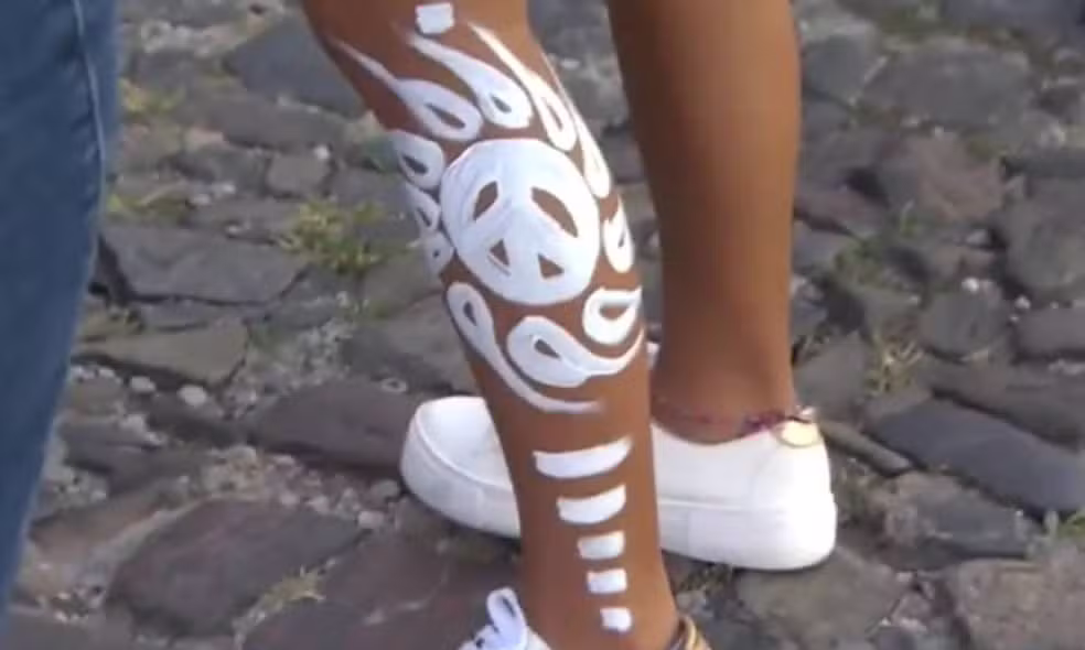 Dupla é presa suspeita de coagir turistas a pagar valores abusivos por pintura corporal no Farol da Barra