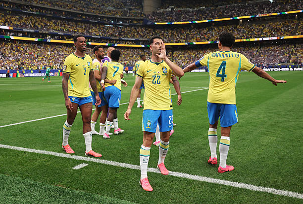 Brasil reage no fim, vence o Japão e avança na Copa após virada emocionante